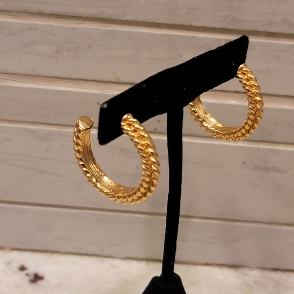 Vtg Cable Hoop Gold Tone Earrings - Picture 6 of 6